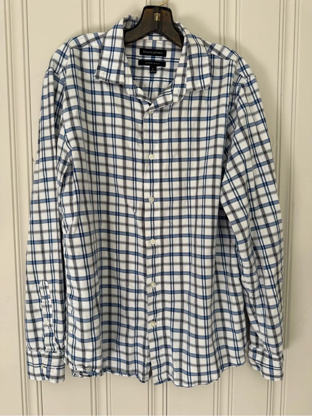 Banana Republic White and Blue Plaid Casual Button-Down Shirt: Untucked Slim Fit